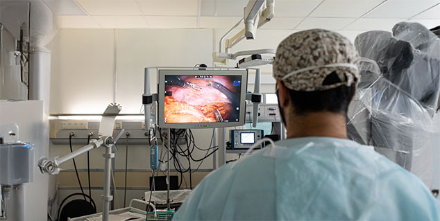 Surgeon operating with AI-powered visual guidance system
